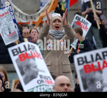 Anti-Krieg-Demonstration in Trafalgar Square in London März 2004 Anti Anti-Blair Bush Stockfoto