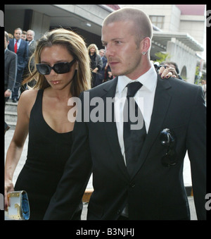 David und Victoria Beckham April 2004 Teilnahme an der Beerdigung der Mutter Real Madrid s Präsident Florentino Perez in Madrid Spanien Stockfoto