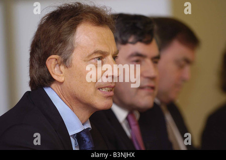 Premierminister Tony Blair und Gordon Brown und John Prescott in Leeds, Förderung der lokalen Wahlkampagne Mai 2004 Stockfoto