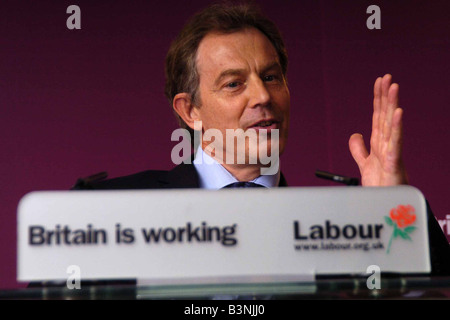 Premierminister Tony Blair in Leeds, die Kommunalwahlen Kampagne Mai 2004 zu fördern Stockfoto