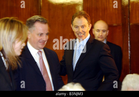 Premierminister Tony Blair mit Jack McConnell Merkinch Gemeindezentrum in Inverness Schottland Februar 2004 Stockfoto