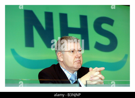 Gesundheitsminister Andy Kerr sind Oktober 2005 bei Pressekonferenz im St. Andrews House für Presse-Aufforderung an die Verringerung des Einsatzes von Rückruf und treffen Winter Druck die beiden größten Herausforderungen für NHS 24 Stockfoto