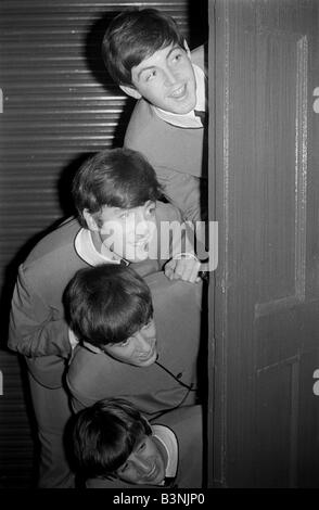 Die Beatles-peering-Out hinter einer Tür oben nach unten Paul McCartney John Lennon George Harrison und Ringo Starr 1963 Stockfoto