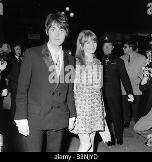 Die Beatles Oktober 1967 Paul McCartney Teilnahme an einer Film-premiere in London mit damaligen Freundin Jane Asher Stockfoto