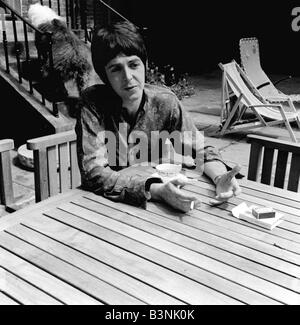 Paul McCartney-Sänger mit den Beatles entspannt im Garten an seinem Johannes s Holzhaus Juni 1967 Stockfoto