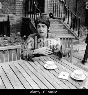 Paul McCartney-Sänger mit den Beatles entspannt im Garten an seinem Johannes s Holzhaus Juni 1967 Stockfoto