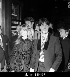 Paul McCartney-Lead-Sänger mit den Beatles Film Premiere von Round The Mulberry Bush mit Freundin Jane Asher Januar 1968 Stockfoto