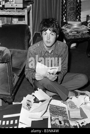 Paul McCartney von den Beatles auf die Floore Schneidersitz sitzen, wie er von seinen Fans zum 25. Geburtstag, Geburtstagskarten öffnet Stockfoto