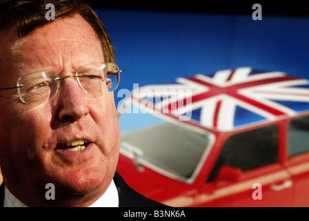 UUP Kundenwerbung für Wahlen zur Nationalversammlung November 2003 David Trimble Führer der Ulster Unionist Party in Belfast stand vor der Partei s neueste Werbung einfach britische Darstellung einen Mini mit einem Union Jack Dach Trimble vorhergesagt, dass seine Kollegen würden nicht nur ihre Sitze in Stormont halten, sondern machen andere Durchbrüche sowie der oberen Bann MP sagte ich bin recht zuversichtlich, bei dieser Wahl, die für Ulster Unionists es nichts auf der anderen Seite ist Stockfoto