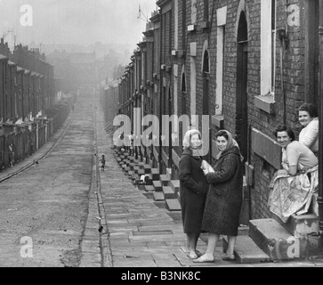 Liverpool Hausfrauen hier Paket Klatsch auf der Straße Frauen Juni 1962 Stockfoto