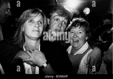 Paul McCartney Sänger und Songschreiber bei Sergeant Pepper s 20. Geburtstagsfeier in den Abbey Road Studios in St. John s Holz mit Frau Linda und Tee Lady Doris Härdle Juni 1987 Stockfoto