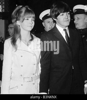 Beatles-Dateien 1966 Paul McCartney mit Freundin Jane Asher Ankunft am Plaza Cinema Haymarket zur Premiere des neuen Films Alfie Stockfoto