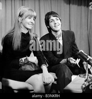 Beatles-Dateien Paul McCartney mit Freundin Jane Asher auf einer Pressekonferenz ca. 1968 Stockfoto