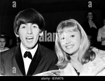 Beatles Dateien 1964 George Harrison mit der Schauspielerin Hayley Mills in der Film-premiere von Scharade am Königlichen Theater März 1964 Stockfoto