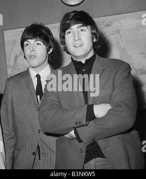 Beatles-Dateien 1965 John Lennon Paul McCartney hinter den Kulissen während der Dreharbeiten für eine TV show 1965 Stockfoto