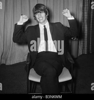 Beatles-Dateien 1964 Ringo Starr sitzen auf Stuhl Arme angehoben Februar 1964 Stockfoto