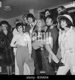 John Lennon mit Showgirls vor Proben für das Fernsehen zeigen Musik von Lennon-McCartney-Beatles Dateien 1965 Stockfoto