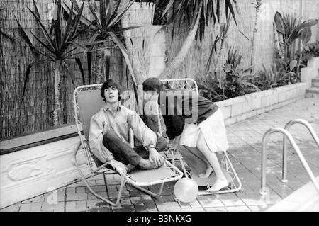 Beatles-Dateien 1964 George Harrison Ringo entspannen Sie ihren Swimmingpool in Bel Air, Kalifornien während ihrer ersten Amerika-Tournee August 1964 Stockfoto