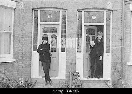 Beatles-Dateien 1965 John Lennon Ringo Starr am Set von den Beatles Film Hilfe April 1965 Stockfoto