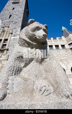 Bärenstatue vor der finnischen National Museum Helsinki Stockfoto