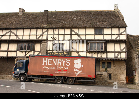 Wadworth Brauerei Bier Lieferung LKW vor The George Pub Gasthaus in Norton St Philip Somerset Stockfoto