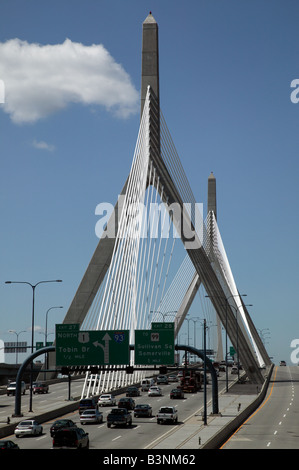 Schuss von Leonard P. Zakim Bunker Hill Memorial Bridge, Boston, Massachusetts, USA Stockfoto