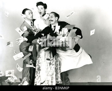 DOUBLE DYNAMITE 1951 RKO Film mit von links Frank Sinatra, Jane Russell und Groucho Marx Stockfoto