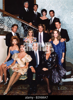 Dynastie werfen der US-TV-Soap-Opera über 1986 mit sitzenden Stephanie Beacham und Joan Collins, John Forsythe, Linda Evans Stockfoto