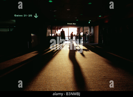 Lange Schatten am eine Snack-Bar-Tor in der Tampa International Airport, Florida, USA Stockfoto