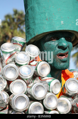 Karneval-Teilnehmer verkleidet als eine Bierflasche durchführen während Karneval Santo Domingo, Dominikanische Republik Stockfoto