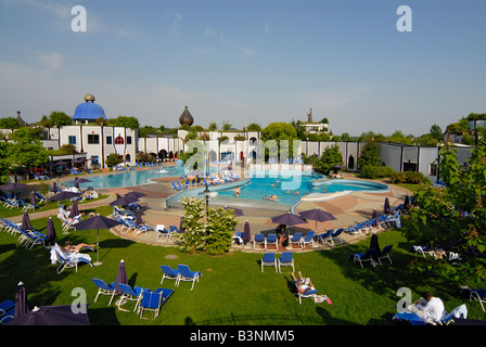 Schwimmbad im Rogner Thermal Spa und Hotel, entworfen von Friedensreich Hundertwasser in Bad Blumau, Österreich Stockfoto