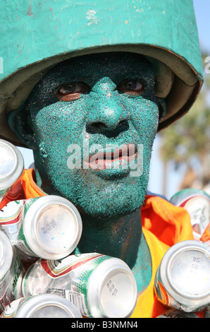 Karneval-Teilnehmer verkleidet als eine Bierflasche durchführen während Karneval Santo Domingo, Dominikanische Republik Stockfoto
