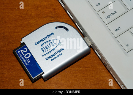 Compact Flash-Speicherkarte in den Kartenleser an den Computer angeschlossene Stockfoto