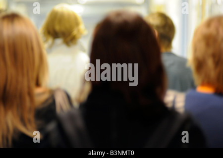 Lizenzfreie kostenlose Foto von einer Gruppe von Studenten zu Fuß entfernt von der Kamera an einem College in London UK Stockfoto