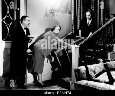 DER LYONS IN PARIS 1955 Hammer Film mit Ben Lyons an Frau Bebe rechts und links Stockfoto