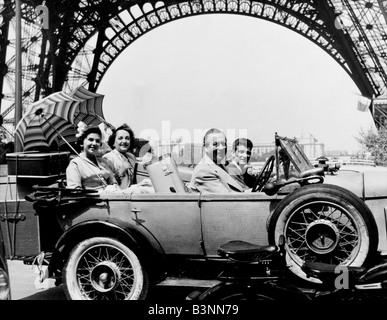 Lyon IN PARIS 1955 Hammer Film mit Mitgliedern der Familie von links Barbara, Bebe, Ben Lyons und und Richard Stockfoto