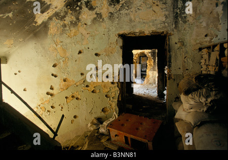 Mostar, Juni 1996', in einem der Gebäude auf Konfrontation Linie wo Muslime während der Belagerung, 1996 streckte Stockfoto