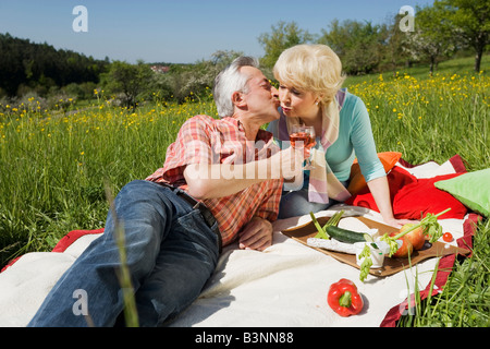 Deutschland, Baden-Württemberg, Tübingen, Senior paar mit Picknick, senior woman senior Frau küssen Stockfoto