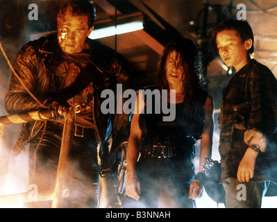 TERMINATOR 2 1991 Guild Film mit Arnold Schwarzenegger auf der linken Seite und Edward Furlong auf der rechten Seite Stockfoto