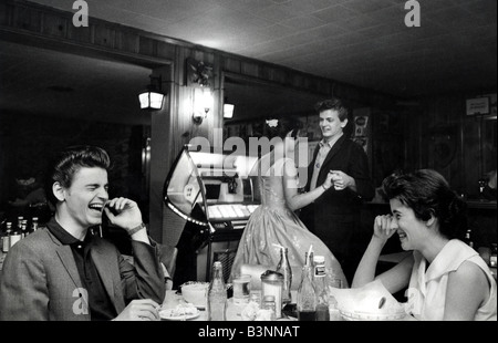 EVERLY BROTHERS uns pop-Duo und Freunde mit Don Everly auf der linken Seite und Phil auf der rechten Seite Stockfoto