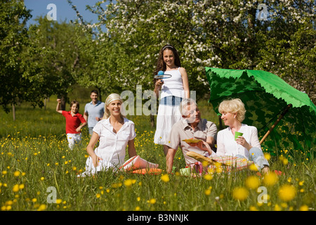 Deutschland, Baden-Württemberg, Tübingen, drei-Generationen-Familie mit Picknick auf Wiese Stockfoto