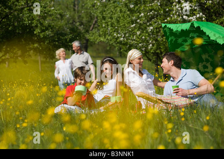 Deutschland, Baden-Württemberg, Tübingen, drei-Generationen-Familie mit Picknick auf Wiese Stockfoto