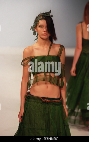 Michiko Koshino Kleidung September 2000 Modell hinunter Laufsteg auf der London Fashion Week Stockfoto