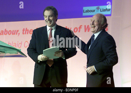 Welsh Labour-Parteitag in Swansea Tony Blair und Neil Kinnock auf der Bühne Stockfoto