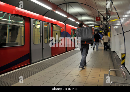 Unterirdische Teil der Docklands Light Railway Station Plattform Zug Eisenbahn Stockfoto