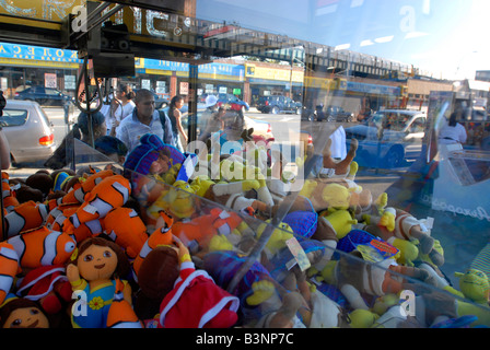 Besucher in Coney Island Astroland feiern das Ende des Sommers am Tag der Arbeit Stockfoto