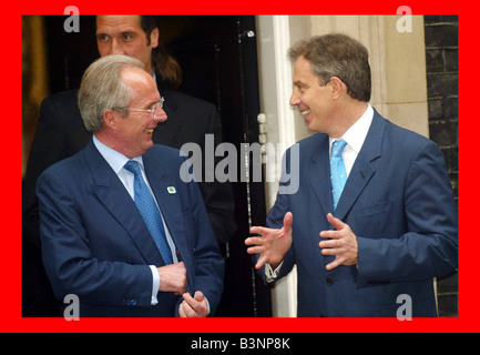 England-Trainer Sven-Göran Eriksson (Mitte) Mai 2002 und seine Spieler nach einem Treffen mit Tony Blair (rechts), in der Downing Street, Stockfoto