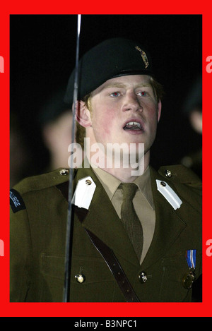 Prinz Harry ist Parade Kommandant der 48 starke Ehrengast bei der kombinierten Cadet Tattoo am Eton College Mai 2003 Stockfoto