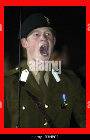 Prinz Harry ist Parade Kommandant der 48 starke Ehrengast bei der kombinierten Cadet Tattoo am Eton College Mai 2003 Stockfoto