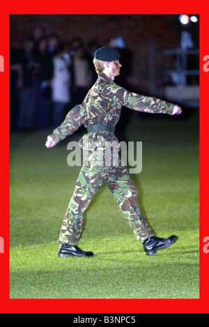 Prinz Harry ist Parade Kommandant der 48 starke Ehrengast bei der kombinierten Cadet Tattoo am Eton College Mai 2003 Stockfoto